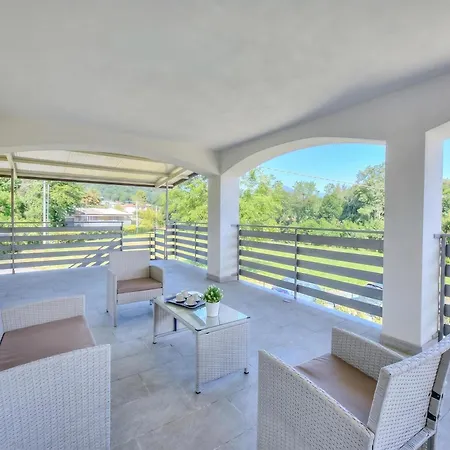Sunflower Terrace: Duplex For 4, Walk To + Parking - Happy Apartment Leggiuno
