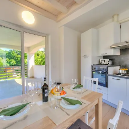Sunflower Terrace: Duplex For 4, Walk To + Parking - Happy Apartment *