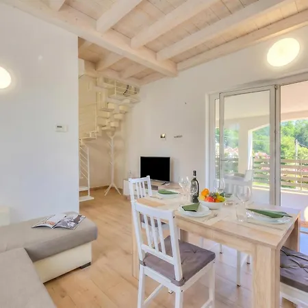 Sunflower Terrace: Duplex For 4, Walk To + Parking - Happy Apartment *