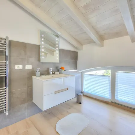 Sunflower Terrace: Duplex For 4, Walk To + Parking - Happy