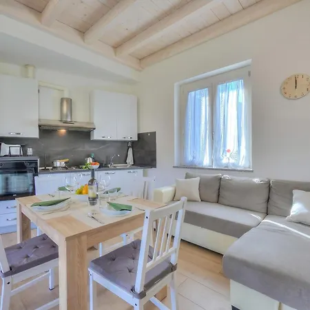Sunflower Terrace: Duplex For 4, Walk To + Parking - Happy Lejlighed