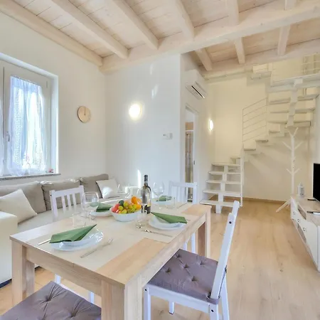 Lejlighed Sunflower Terrace: Duplex For 4, Walk To + Parking - Happy