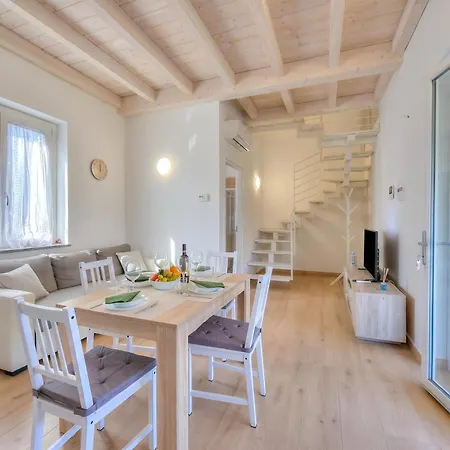 Sunflower Terrace: Duplex For 4, Walk To + Parking - Happy Apartment *