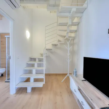 Sunflower Terrace: Duplex For 4, Walk To + Parking - Happy * Leggiuno