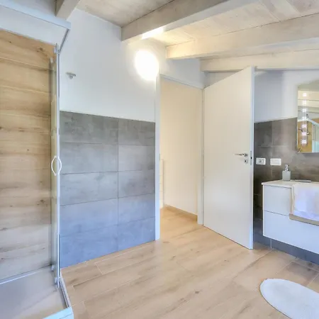 Apartment Sunflower Terrace: Duplex For 4, Walk To + Parking - Happy Leggiuno