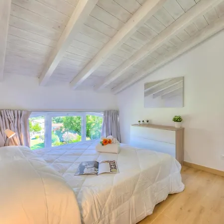 Sunflower Terrace: Duplex For 4, Walk To + Parking - Happy