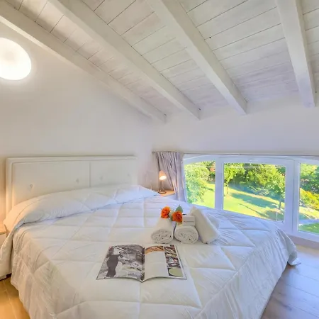 Apartment Sunflower Terrace: Duplex For 4, Walk To + Parking - Happy