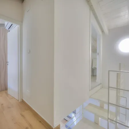 Apartment Sunflower Terrace: Duplex For 4, Walk To + Parking - Happy Leggiuno