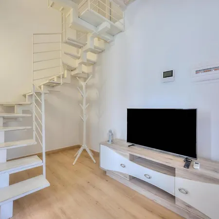Sunflower Terrace: Duplex For 4, Walk To + Parking - Happy Apartment Leggiuno