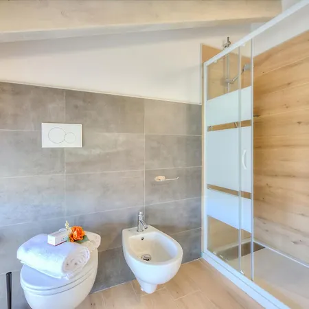 Sunflower Terrace: Duplex For 4, Walk To + Parking - Happy Apartment