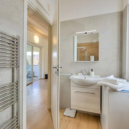 Sunflower Terrace: Duplex For 4, Walk To + Parking - Happy *