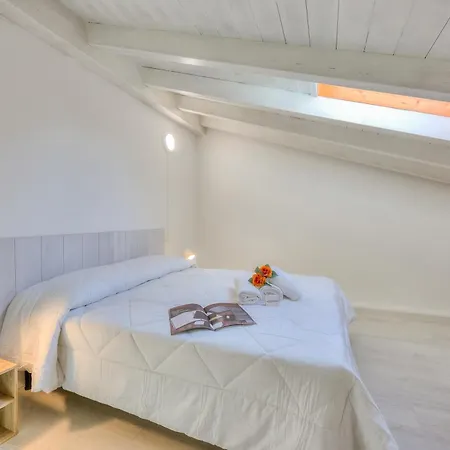 Sunflower Terrace: Duplex For 4, Walk To + Parking - Happy Leggiuno