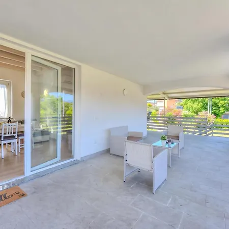 Sunflower Terrace: Duplex For 4, Walk To + Parking - Happy Leggiuno