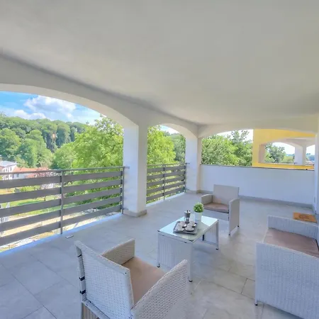 Apartment Sunflower Terrace: Duplex For 4, Walk To + Parking - Happy